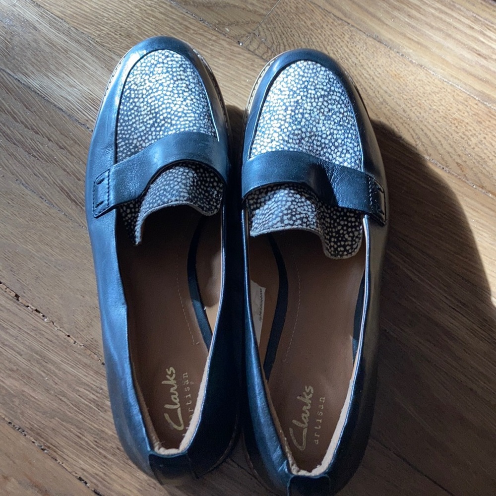 Clarks size 8.5 barely worn  women’s lofas